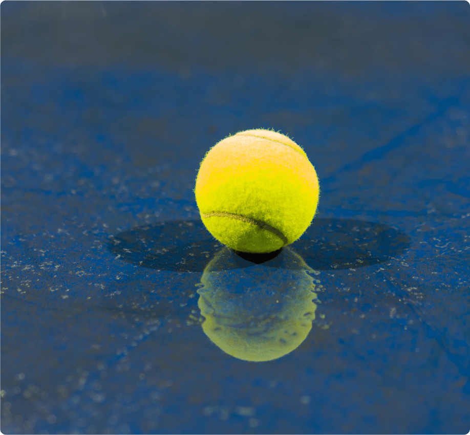 Una pelota de pádel