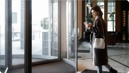 Mujer en una puerta giratoria