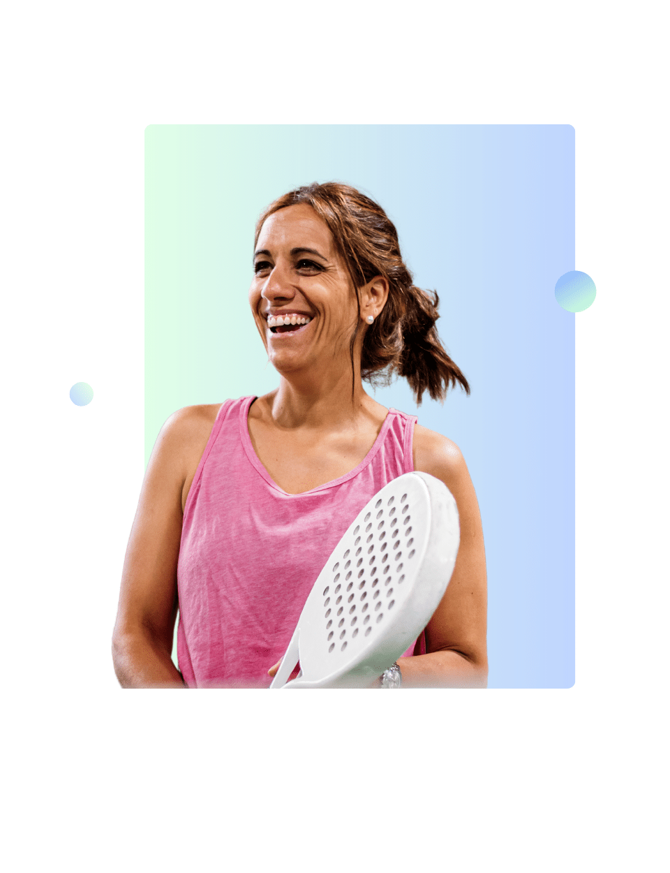 Mujer vestida de padel